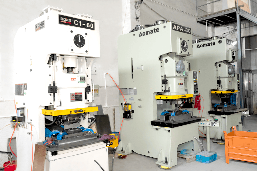 Presă cu pumn cu un singur timp